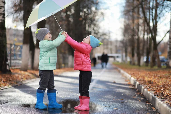 Gyerekek Sétálnak Őszi Parkban Falon — Stock Fotó