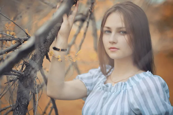 Giovane Ragazza Passeggiata Nel Parco Autunnale — Foto Stock