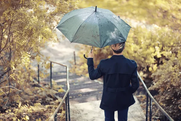 Herbstpark Bei Regenwetter Und Ein Junger Mann Mit Regenschirm — Stockfoto