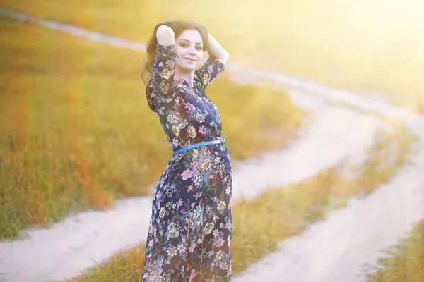 Fille Enceinte Dans Une Robe Dans Nature Sur Wal — Photo