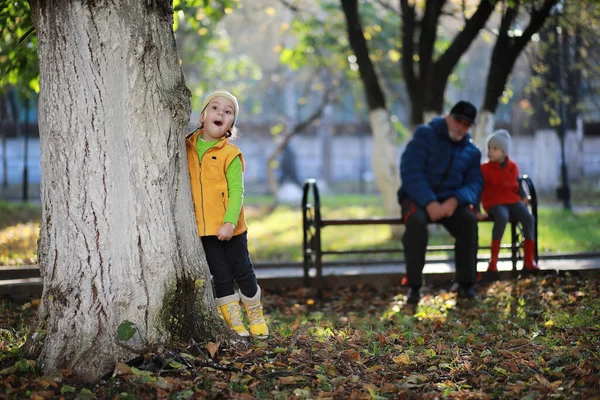 Los Niños Caminan Parque Otoño Otoño —  Fotos de Stock