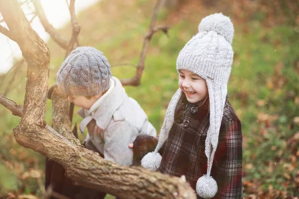 Kinder Spazieren Herbstpark Fal — Stockfoto