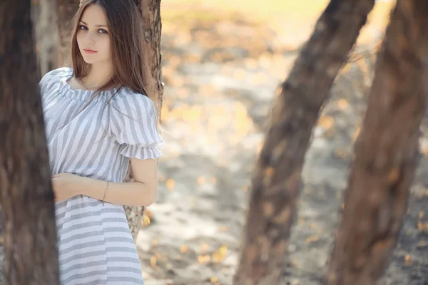 Jeune Fille Promenade Dans Parc Automne — Photo