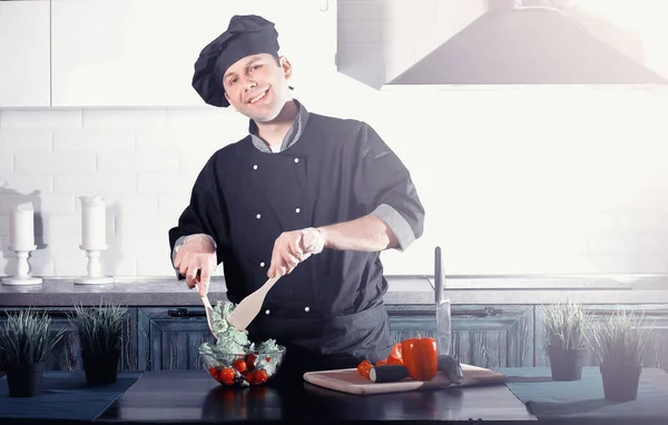 Μάγειρας Άνθρωπος Προετοιμασία Των Τροφίμων Στο Τραπέζι Της Κουζίνας Των — Φωτογραφία Αρχείου