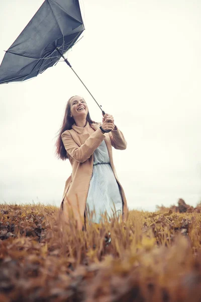 비오는 가을의 소녀가 바람을 — 스톡 사진