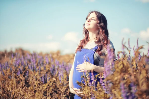Těhotná Žena Procházce Parku — Stock fotografie