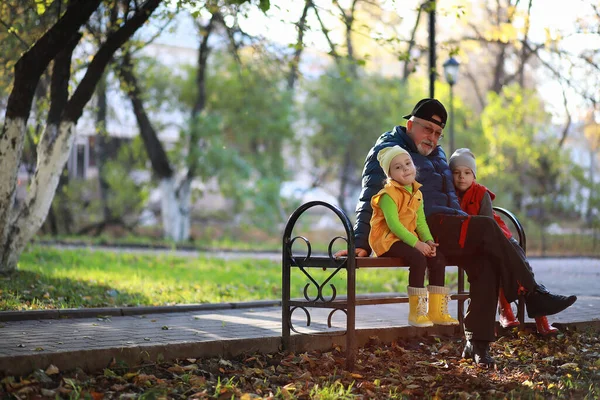 Gyerekek Ősszel Sétálnak Őszi Parkban — Stock Fotó