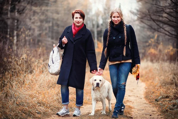 Tonårstjej Med Mamma Och Hund Promenad Höstträdgården — Stockfoto