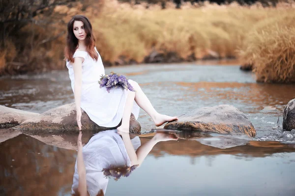 Donna Incinta Natura Una Passeggiata Autunno — Foto Stock