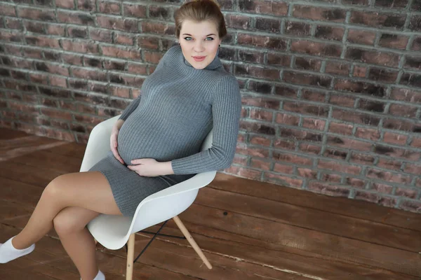 Zwanger Jong Mooi Meisje Een Home Setting Poseren — Stockfoto