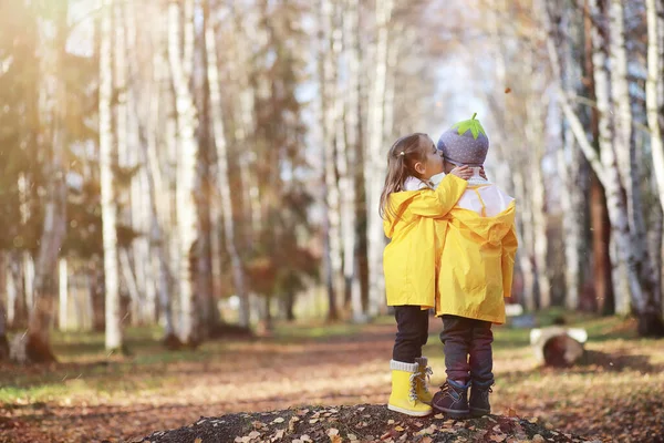 Les Enfants Marchent Dans Parc Automne Dans Fal — Photo