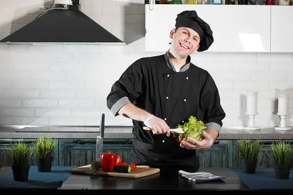 Homem Cozinheiro Preparando Comida Mesa Cozinha Vegetais — Fotografia de Stock