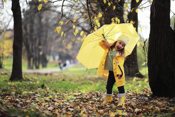 Gyerekek Sétálnak Őszi Parkban Falon — Stock Fotó