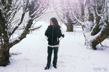 Kış ormanlarında sakallı adam. Çekici, mutlu, sakallı genç bir adam parkta yürüyor..