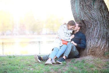 Bir adam ve bir kız birbirlerine aşık. Sonbahar parkında ilk buluşmalarında..