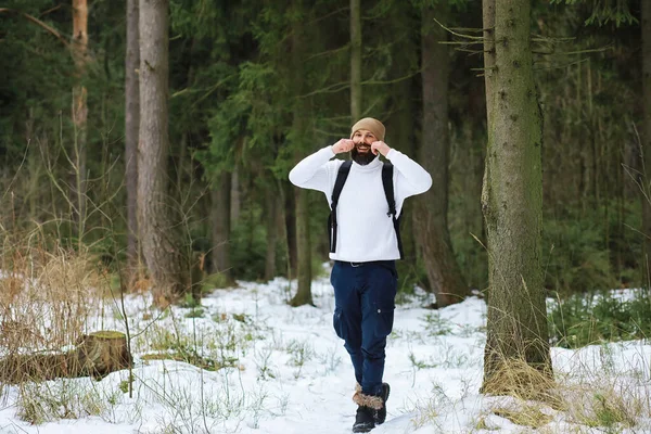 穿着外套和短裙的英俊男子的户外肖像 长胡子的男人在冬天的树林里 — 图库照片