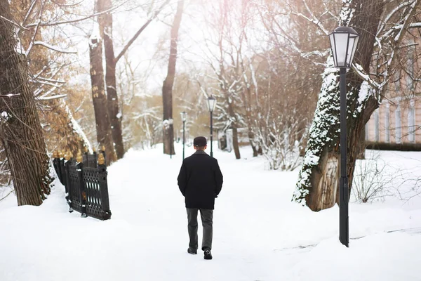 Homem Roupas Inverno Rua Turistas Viajam Através — Fotografia de Stock