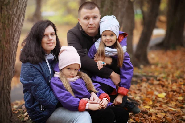 Giovane Famiglia Una Passeggiata Nel Parco Autunnale Nella Giornata Sole — Foto Stock