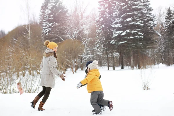 Щаслива Сім Грає Сміється Взимку Свіжому Повітрі Снігу Міський Парк — стокове фото