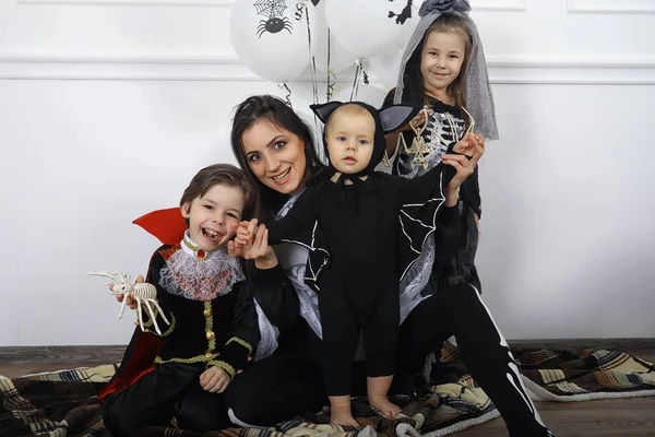 Familia Feliz Con Los Niños Trajes Bruja Vampiro Una Casa —  Fotos de Stock