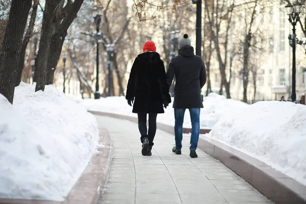 Молодая Пара Гуляющая Зимнему Городу — стоковое фото