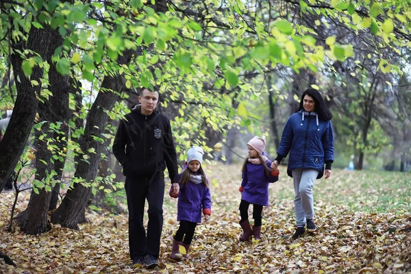 Дети Прогулку Осенний Парк Листья Падают Парке Семья Падение Счастье — стоковое фото
