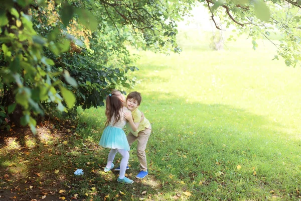 Çocuklarla Birlikte Yaz Parkında Yürüyüş Yapan Bir Aile Sonbahar Parkı — Stok fotoğraf