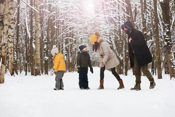 Familia Feliz Jugando Riendo Invierno Aire Libre Nieve Parque Ciudad — Foto de Stock