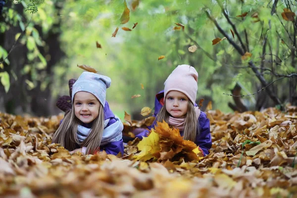 Children Walk Autumn Park Leaf Fall Park Family Fall Happiness — Stock Photo, Image