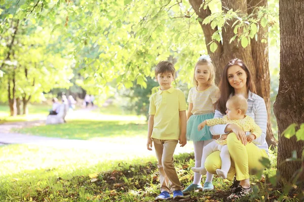 Οικογένεια Παιδιά Για Μια Βόλτα Στο Καλοκαιρινό Πάρκο Όμερ Ότουμνιν — Φωτογραφία Αρχείου
