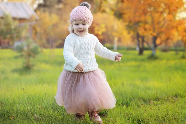 Jonge Familie Een Wandeling Het Herfstpark Zonnige Dag Geluk Samen — Stockfoto