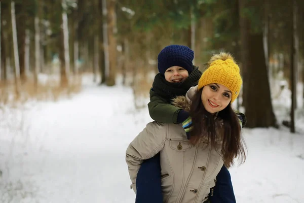 Šťastná Rodina Hraje Směje Zimě Venku Sněhu Zimní Den City — Stock fotografie