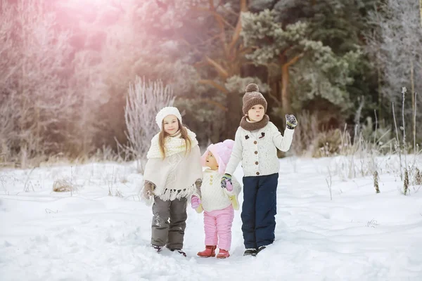 Glückliche Familie Spielt Und Lacht Winter Draußen Schnee Wintertag Stadtpark — Stockfoto