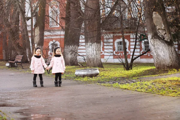 Jonge Familie Een Wandeling Het Herfstpark Zonnige Dag Geluk Samen — Stockfoto