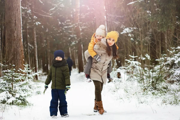 Familia Feliz Jugando Riendo Invierno Aire Libre Nieve Parque Ciudad — Foto de Stock