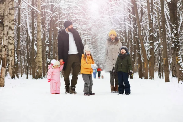 Familia Feliz Jugando Riendo Invierno Aire Libre Nieve Parque Ciudad — Foto de Stock