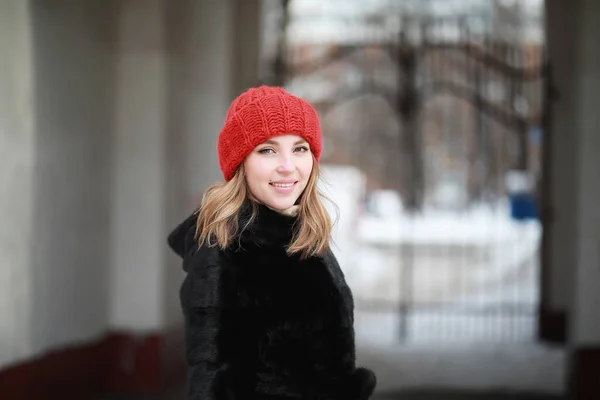 Jovem Mulher Caminhando Pela Cidade Inverno — Fotografia de Stock