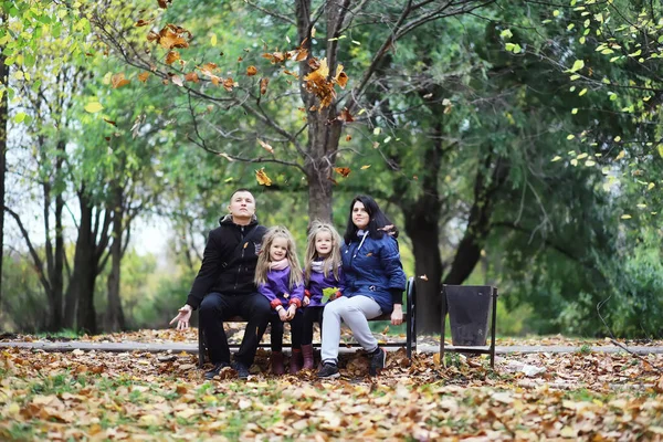 Bambini Una Passeggiata Nel Parco Autunnale Caduta Foglie Nel Parco — Foto Stock