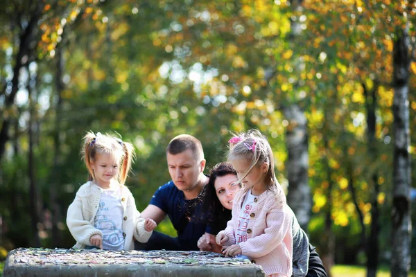 Caduta Foglie Nel Parco Bambini Una Passeggiata Nel Parco Autunnale — Foto Stock