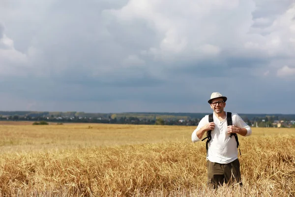 Turista Campo Plantas Cereales Hombre Campo Trigo Cosecha Granos — Foto de Stock