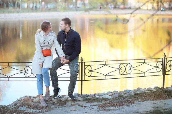 Man Och Förälskad Flicka Första Dejten Höstens Stadspark — Stockfoto