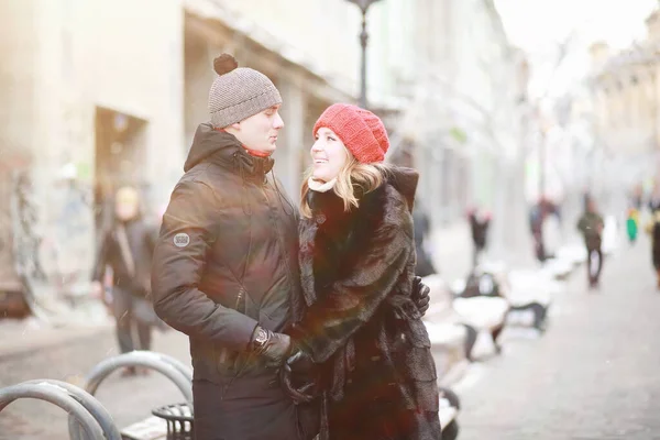 年轻夫妇走过冬城 — 图库照片