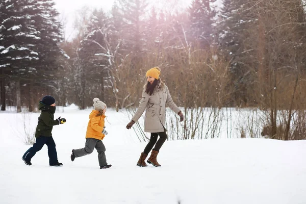 Familia Feliz Jugando Riendo Invierno Aire Libre Nieve Parque Ciudad — Foto de Stock