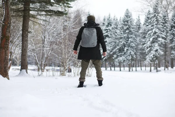 Außenporträt Eines Gutaussehenden Mannes Mantel Und Krawatte Lässige Wintermode — Stockfoto