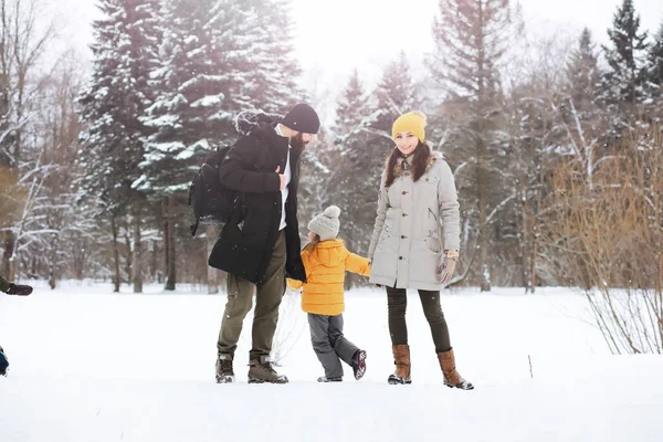 Familia Feliz Jugando Riendo Invierno Aire Libre Nieve Parque Ciudad — Foto de Stock