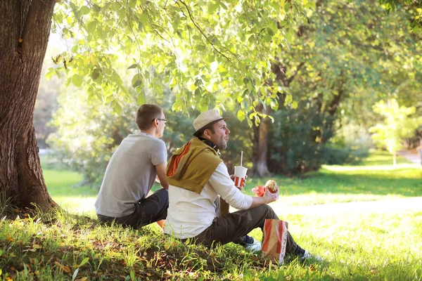 Man Hides Shade Trees Hot Day Lunch Break Rest Middle — Stock Photo, Image