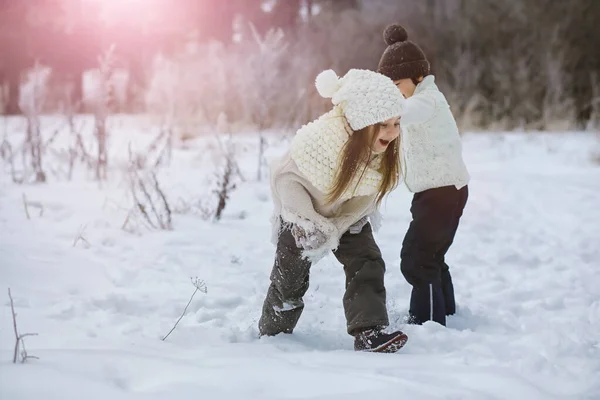 Familia Feliz Jugando Riendo Invierno Aire Libre Nieve Parque Ciudad —  Fotos de Stock