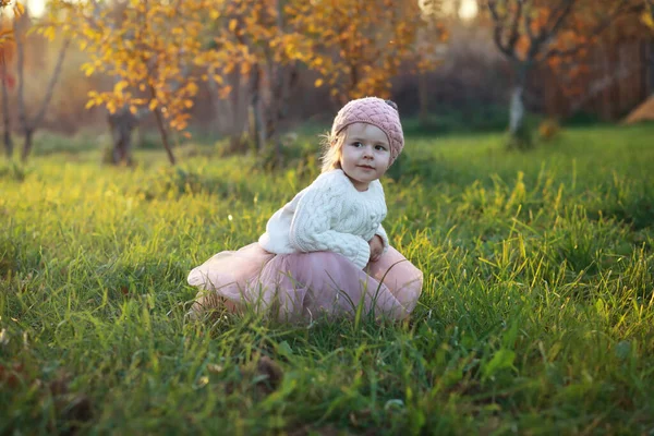 Jonge Familie Een Wandeling Het Herfstpark Zonnige Dag Geluk Samen — Stockfoto