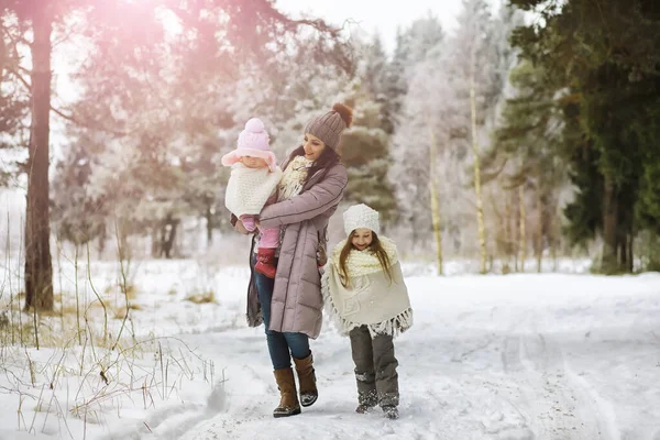 Familia Feliz Jugando Riendo Invierno Aire Libre Nieve Parque Ciudad — Foto de Stock