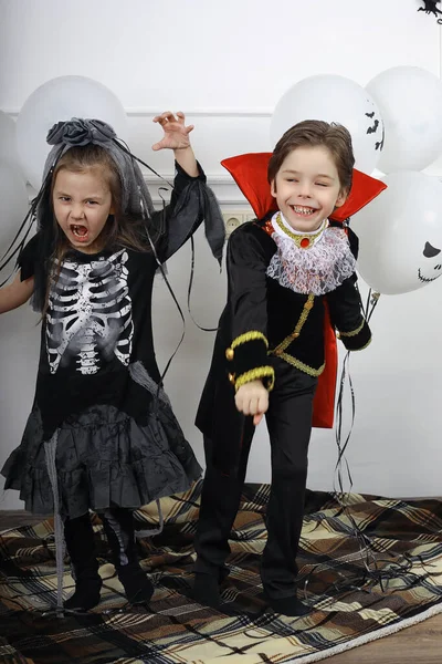 Familia Feliz Con Los Niños Trajes Bruja Vampiro Una Casa —  Fotos de Stock